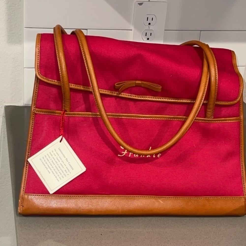 Red envelope Lexington pet carrier
